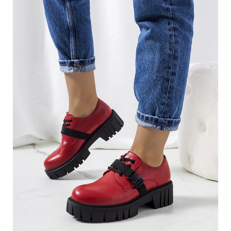 Rote Schuhe auf einer Traktorsohle Marike 1