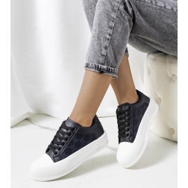 Schwarze Turnschuhe auf der Birkett-Plattform 1