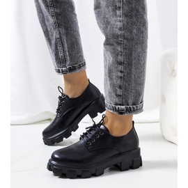 Schwarze Schuhe auf einer Chedi-Traktorsohle 1