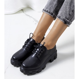 Schwarze Schuhe auf einer Chedi-Traktorsohle 2