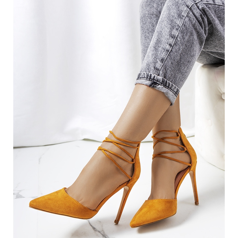 Braune Lederabsätze mit einem Glover-Riemen 1