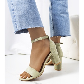 Grüne Sandalen an einem Karella-Pfosten 1