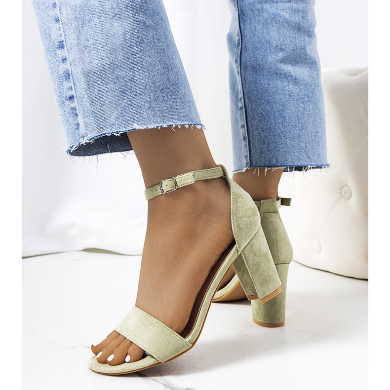 Grüne Sandalen an einem Karella-Pfosten 1