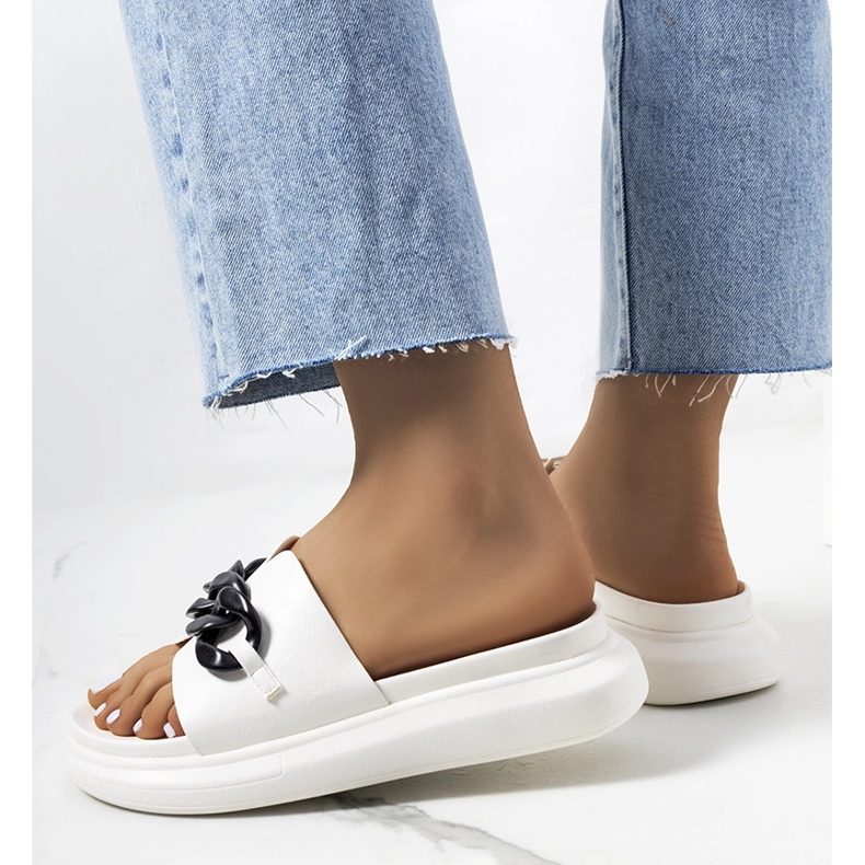 Weiße Hausschuhe mit Levy-Kette 1