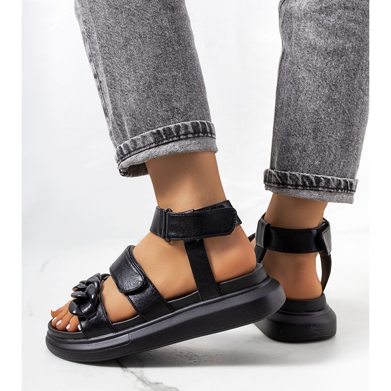 Schwarze Sandalen auf der Zepps-Plattform 1