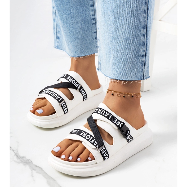 Weiße Pantoffeln auf der Kogil-Plattform 1