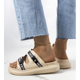 BM Beige Hausschuhe auf der Kogil-Plattform 1