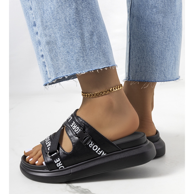 Schwarze Hausschuhe auf der Plattform 1