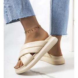 Beige Hausschuhe auf der Allport-Plattform 1