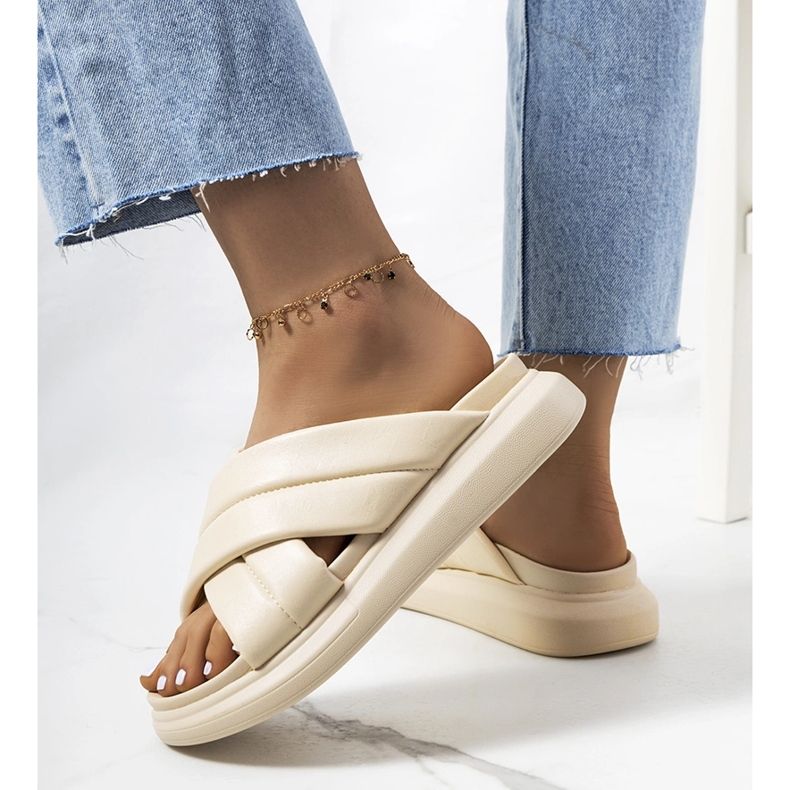 Beige Hausschuhe auf der Allport-Plattform 1