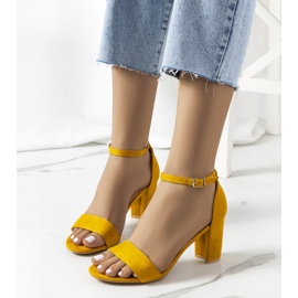 Gelbe Sandalen am Karella-Pfosten 1