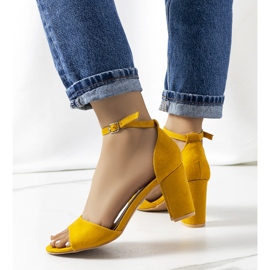 Senfsandalen am Polet-Pfosten gelb 1