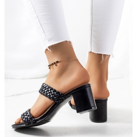 Schwarze geflochtene Fersenlaschen 1