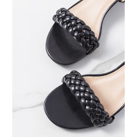 Schwarze Sandalen am Margo-Pfosten 1