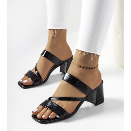 Schwarz lackierte Pantoffeln an der Gare-Säule 1