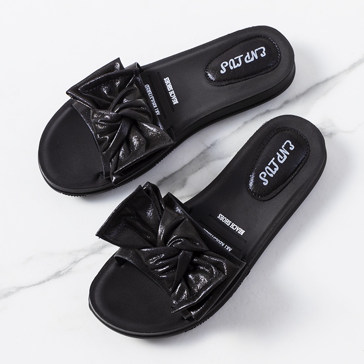 BM Schwarze Hausschuhe mit einer glänzenden Schleife Sora 1