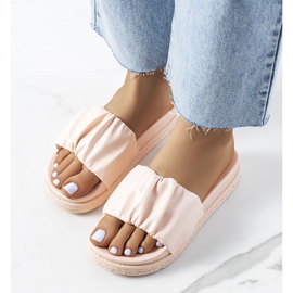 Rosa Pantoffeln auf der Baldwin-Plattform 1