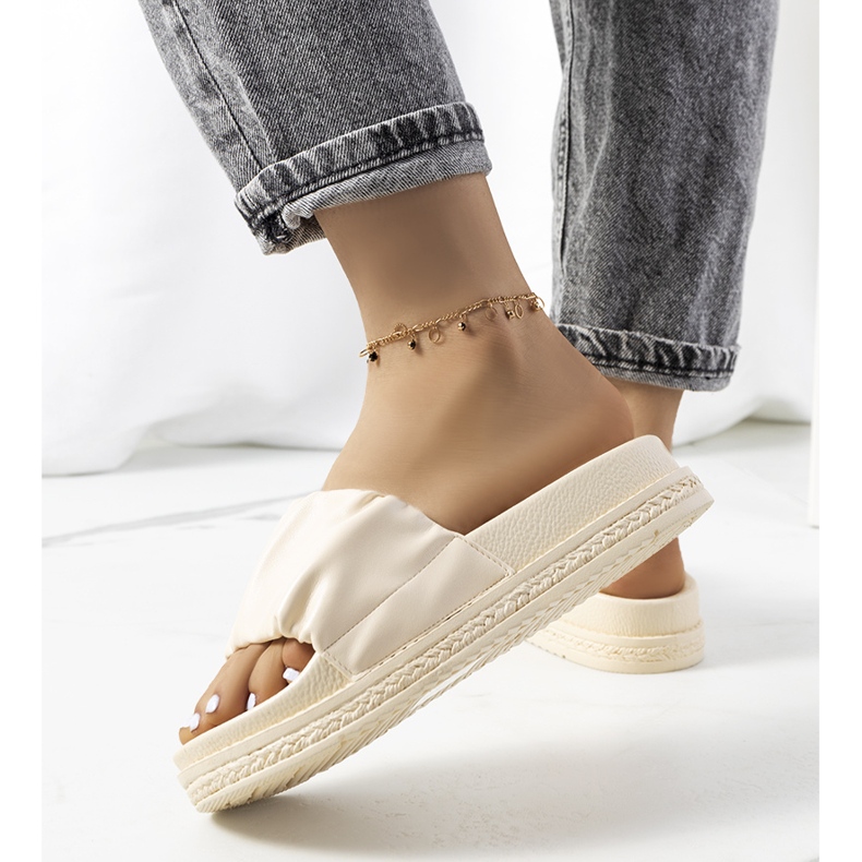 Beige Pantoffeln auf der Baldwin-Plattform 1