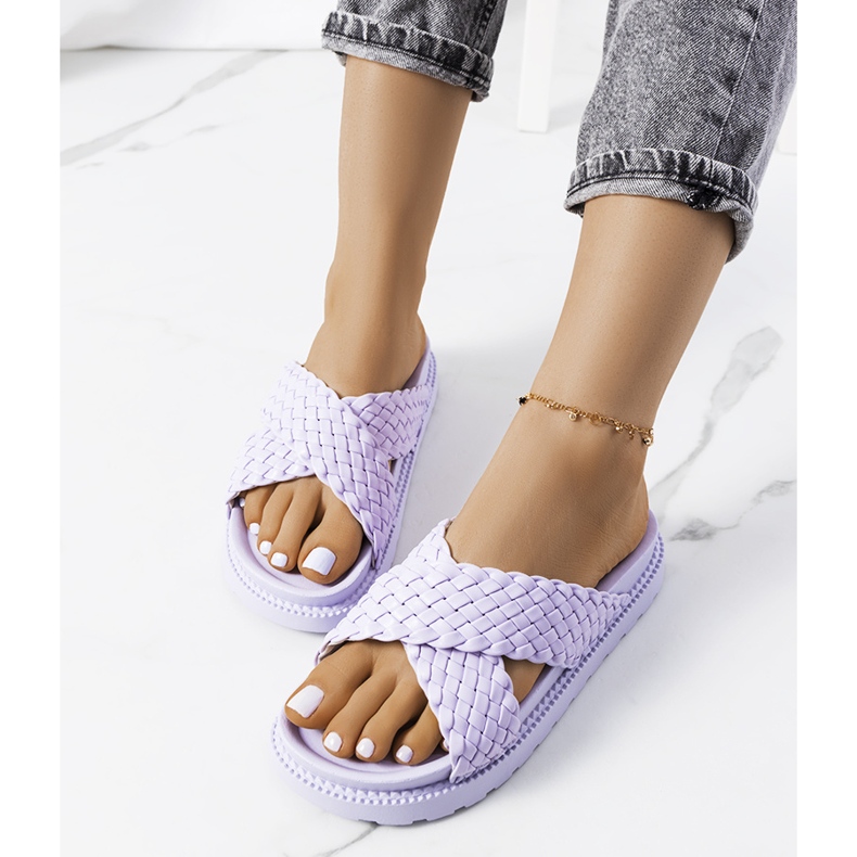 Lila Pantoffeln auf dem Bahnsteig Bierings violett 1