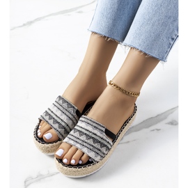 Schwarze Pantoffeln auf der Ana-Plattform 1