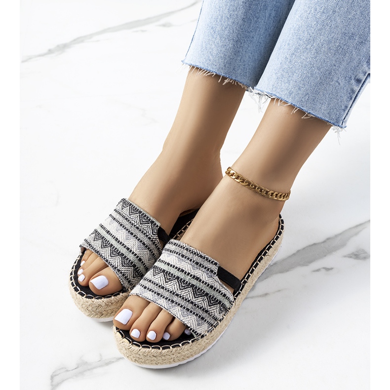 Schwarze Pantoffeln auf der Ana-Plattform 1