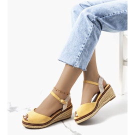 Gelbe Espadrilles auf dem Heis Wedge 1