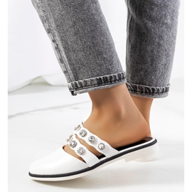 Weiße Hausschuhe mit Asselt-Nieten verziert 1