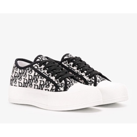 Weiße Turnschuhe auf der Lalonde-Plattform 1