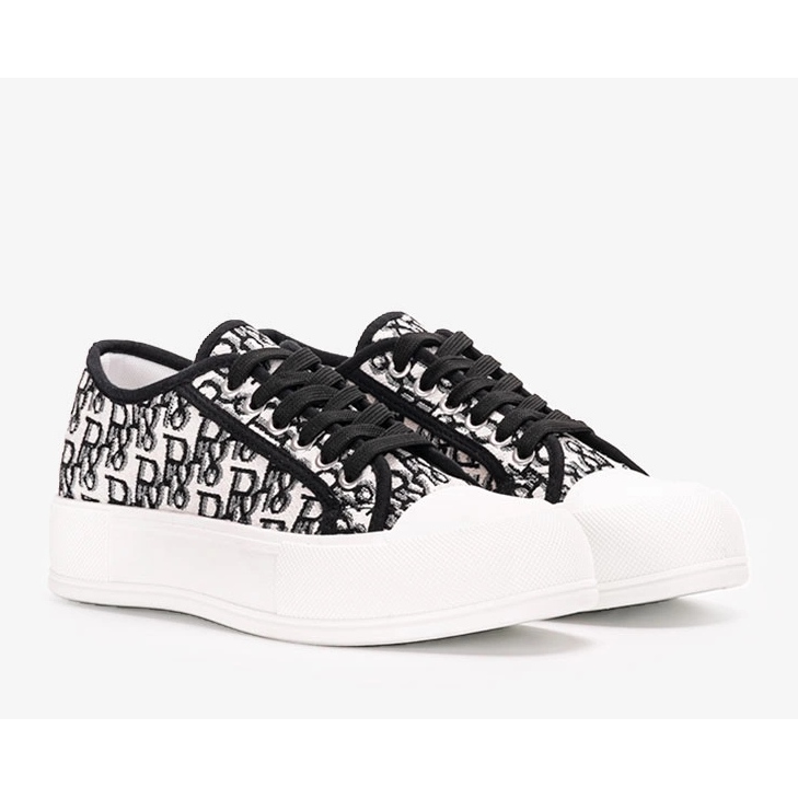 Weiße Turnschuhe auf der Lalonde-Plattform 1