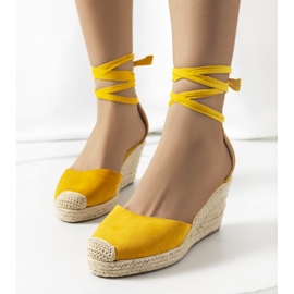 Gelbe Espadrilles auf dem Tyler Wedge 1