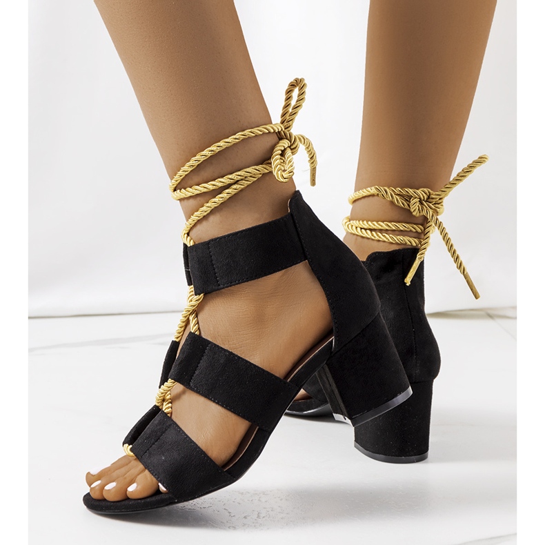 Schwarze Sandalen am Saliba-Pfosten 1