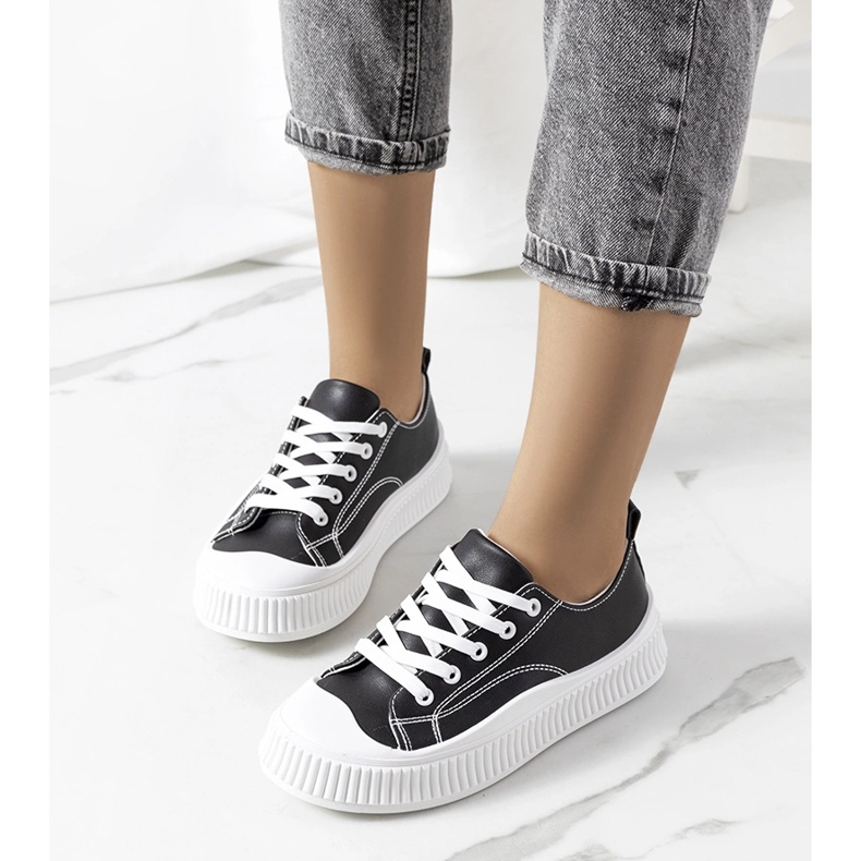 Schwarze Turnschuhe auf der Zargan-Plattform 1