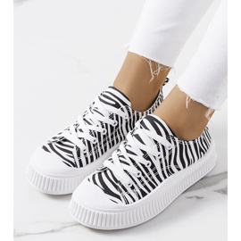 Schwarz-weiße Turnschuhe auf der Chovka-Plattform 1