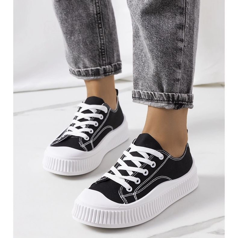 Schwarze Turnschuhe auf der Chovka-Plattform 1