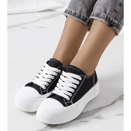 Schwarze Turnschuhe auf der Louisal-Plattform 1