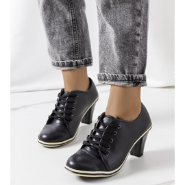 BM Schwarze Schuhe auf dem Filra-Pfosten 1