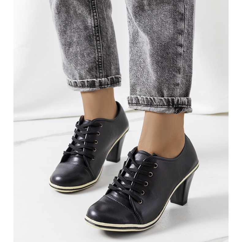 BM Schwarze Schuhe auf dem Filra-Pfosten 1