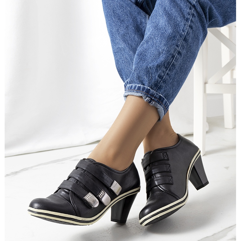 Schwarze Brogues auf dem Payla-Pfosten 2