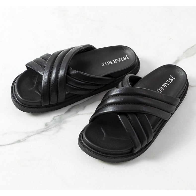 Schwarze Pantoffeln auf der Daintree-Plattform 1