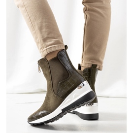 Grüne Turnschuhe auf dem Triaca-Keil 1