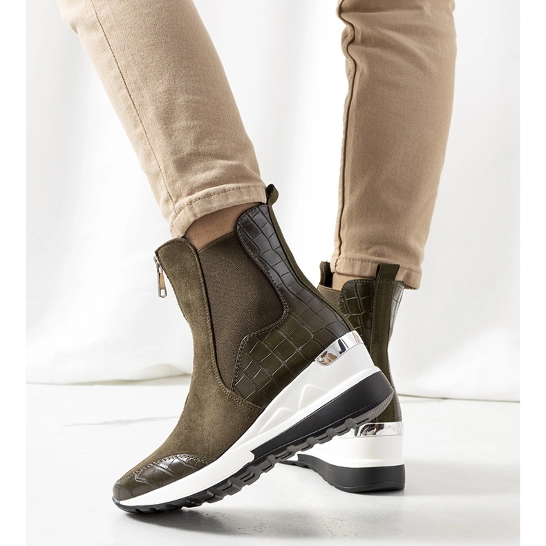 Grüne Turnschuhe auf dem Triaca-Keil 1