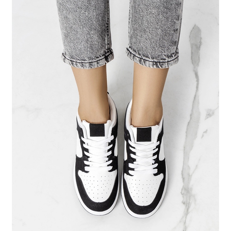 Schwarze und weiße Probe-Sneakers 1