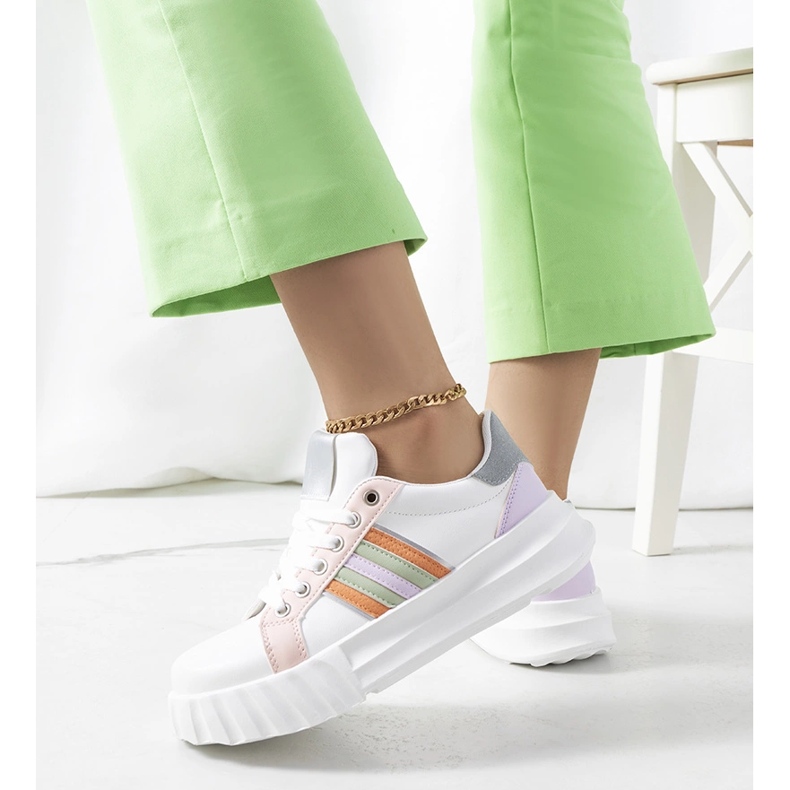 Weiße Turnschuhe auf der Prinsep-Plattform 1