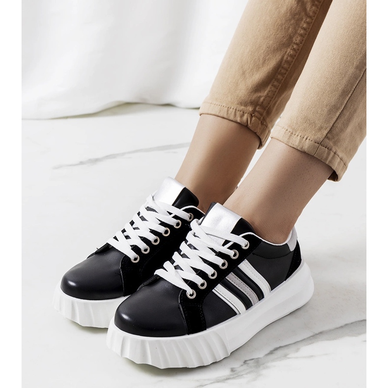 Schwarze Turnschuhe auf der Prinsep-Plattform 1