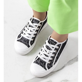 Schwarze Chelms-Turnschuhe 1