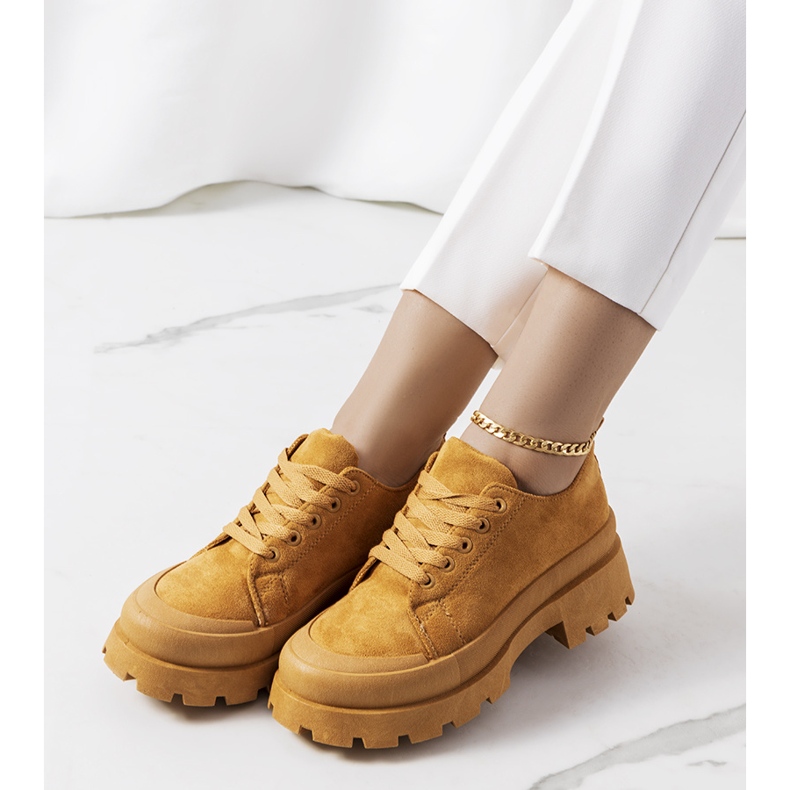 Braune Turnschuhe auf der Dearth-Plattform 1