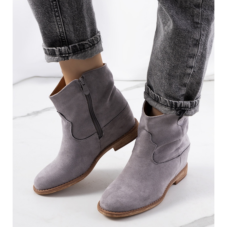 Graue Stiefel auf einem Indoor-Keilabsatz von Hunjet 2