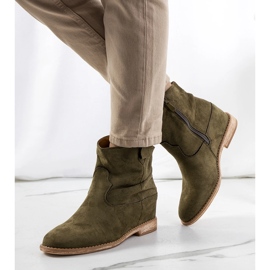 Grüne Stiefel auf einem Indoor-Keilabsatz von Hunjet 1