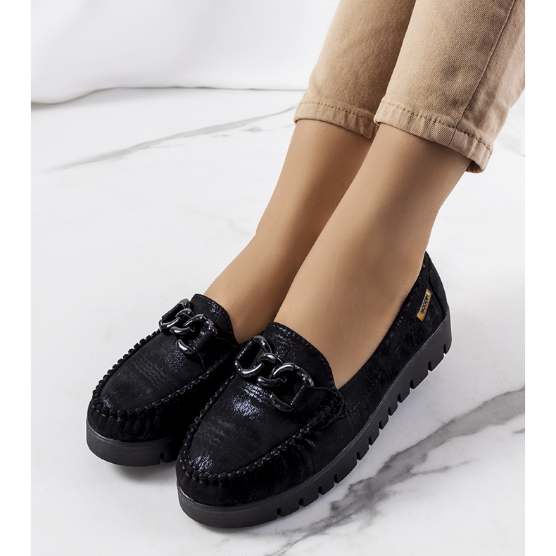 Schwarze Mokassins auf der Indira-Plattform 1