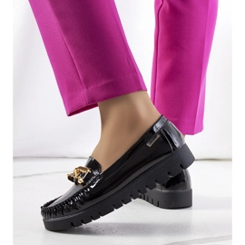 Schwarze Halbschuhe auf dem Travessa-Bahnsteig 1